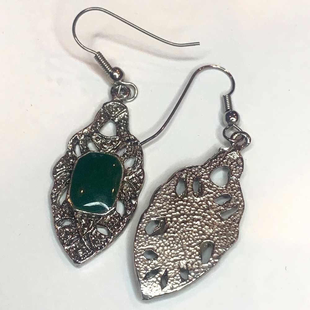 Dangle earring in silver and hunter green